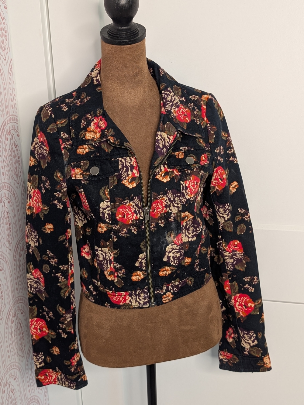 Divided By H&M Black Floral Zip-Front Jean Jacket with Red Roses